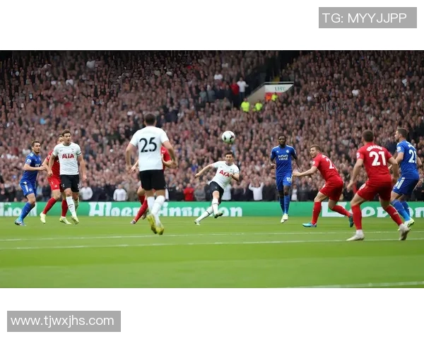 足球明星掐腰庆祝瞬间展现激情与团队精神引发球迷热烈反响